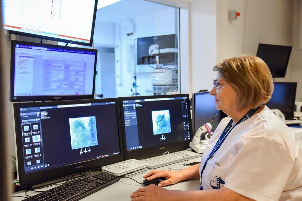 Dr. Rodica Niculescu, medic primar cardiologie, șefa Departamentului de Cardiologie Intervențională de la Spitalul Clinic SANADOR.,
în Laboratorul de Cateterism.