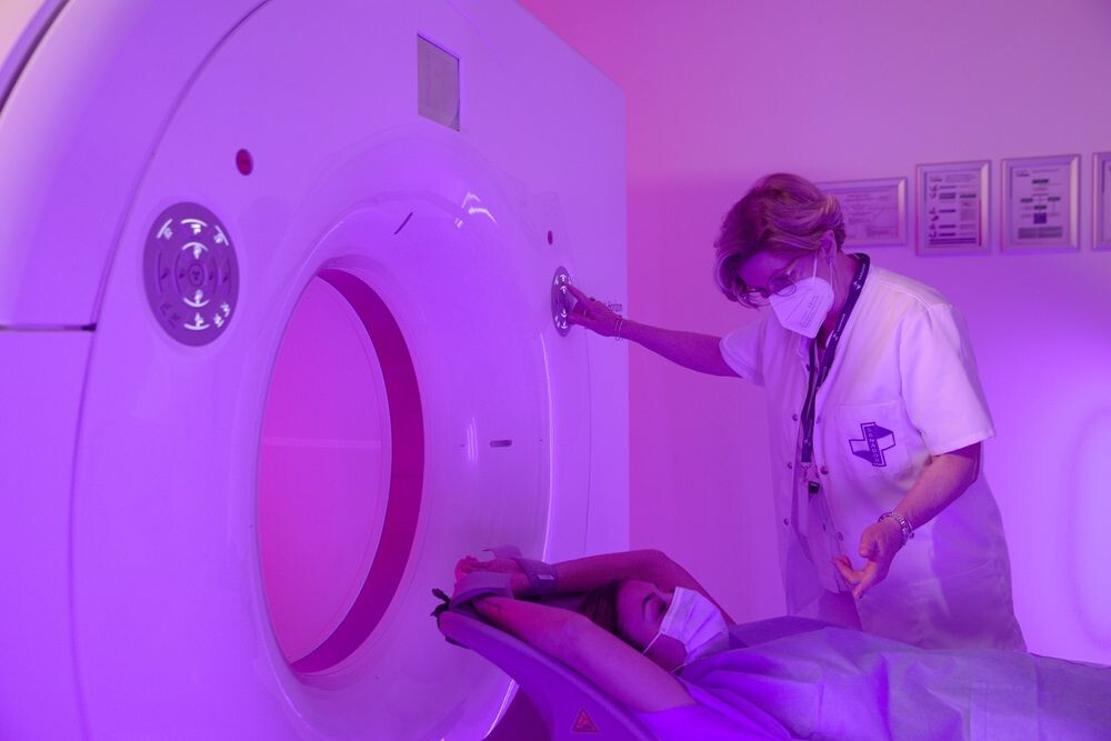 Pacientă pregătită pentru o scanare PET-CT de către Dr. Ruxandra Vlădescu la SANADOR.