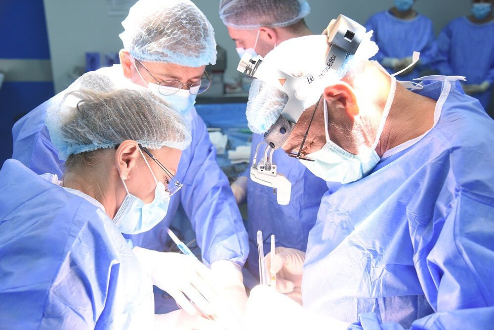 Dr. Eliza Gangone și Dr. Gabriel Mitulescu în timpul unei intervenții chirurgicale la Spitalul Clinic SANADOR.