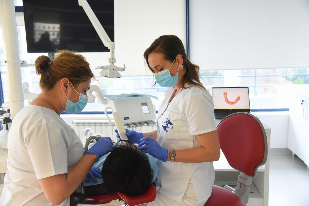 Pacient în timpul unei consultații de stomatologie la Clinica de Stomatologie SANADOR.