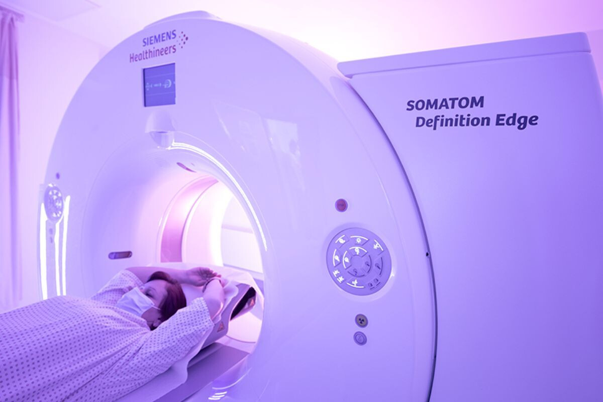 Pacientă în timpul unei examinări CT cu aparatul Siemens Somatom Definition Edge la Clinica SANADOR Floreasca.