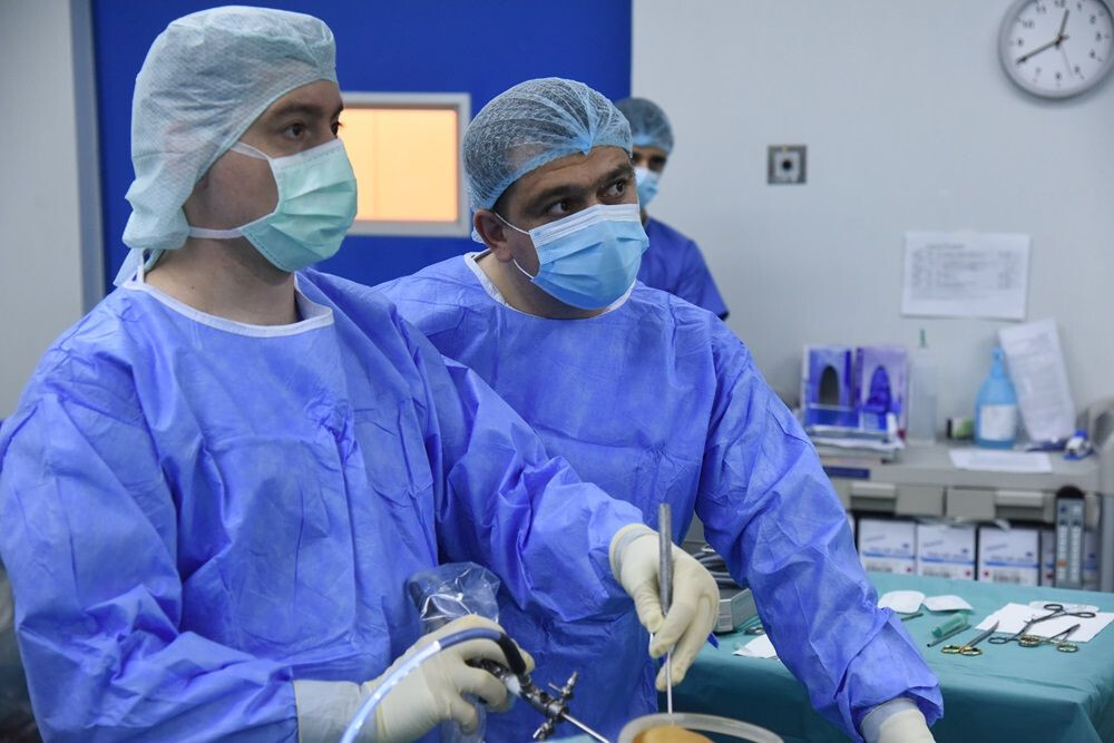 Dr. Vladimir Pușcașu în timpul unei artroscopii de genunchi la Spitalul Clinic SANADOR.