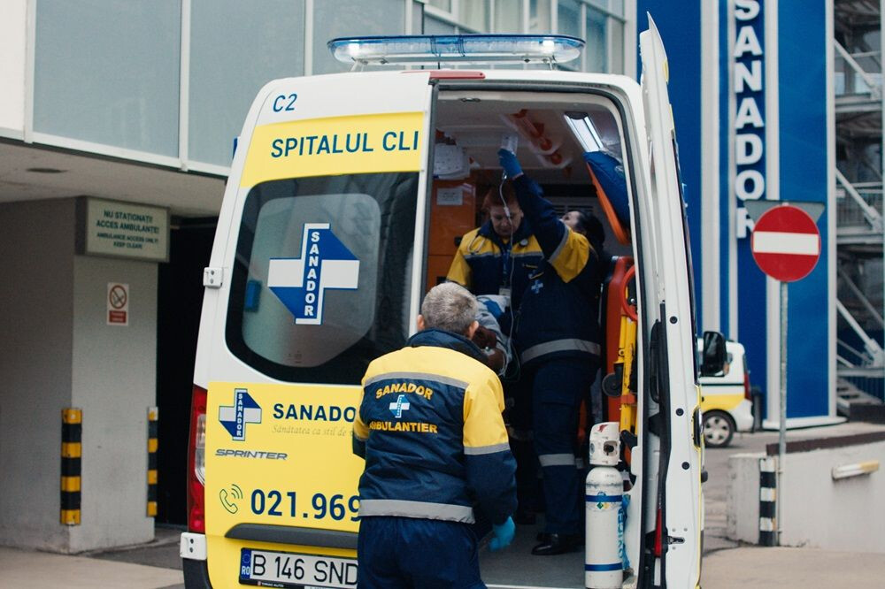 Intervenție de urgență în cadrul Spitalului Clinic SANADOR pentru un pacient cu degerături.