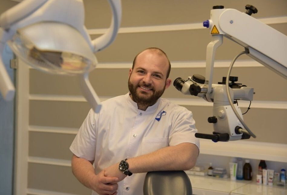 Dr. Eduard Mărgelatu, medic dentist stomatologie generală cu competențe în endodonție sub microscop la Clinica de Stomatologie SANADOR.