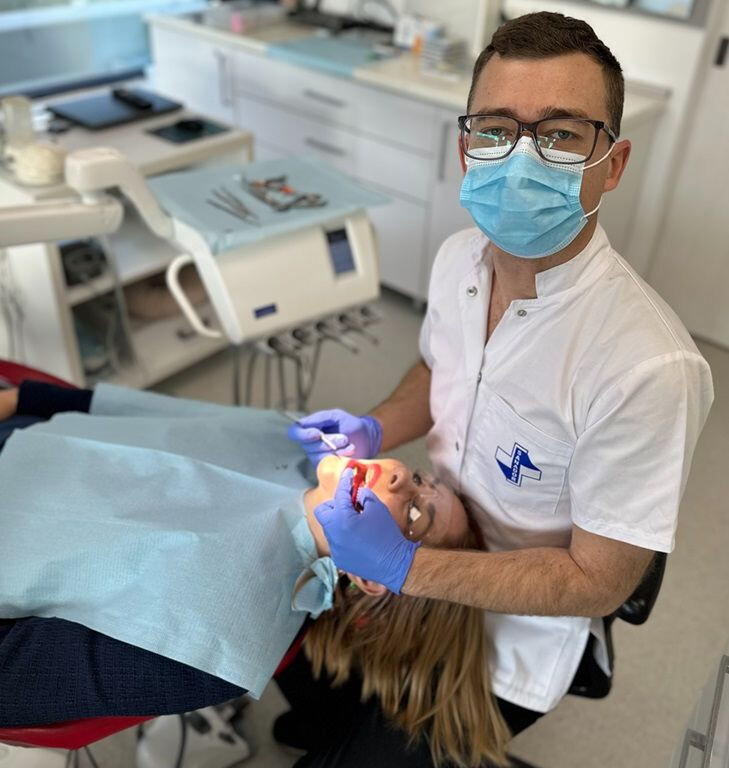 Conf. Dr. Marius Mariș, medic specialist ortodonție și ortopedie dento-facială la Clinica de Stomatologie SANADOR, în timpul unei consultații.
