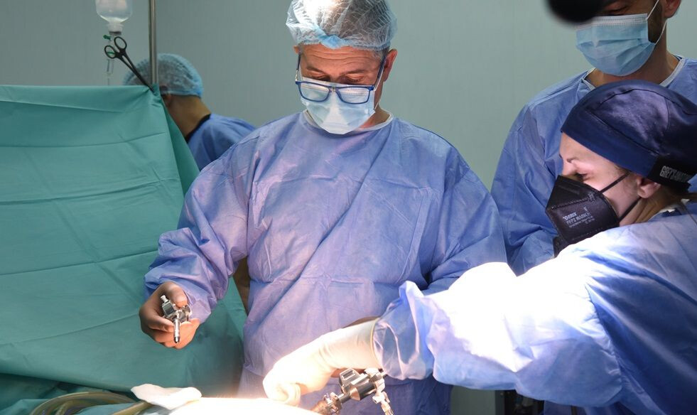 Conf. dr. Constantin Gîngu în timpul unei intervenții chirurgicale la Spitalul Clinic SANADOR.