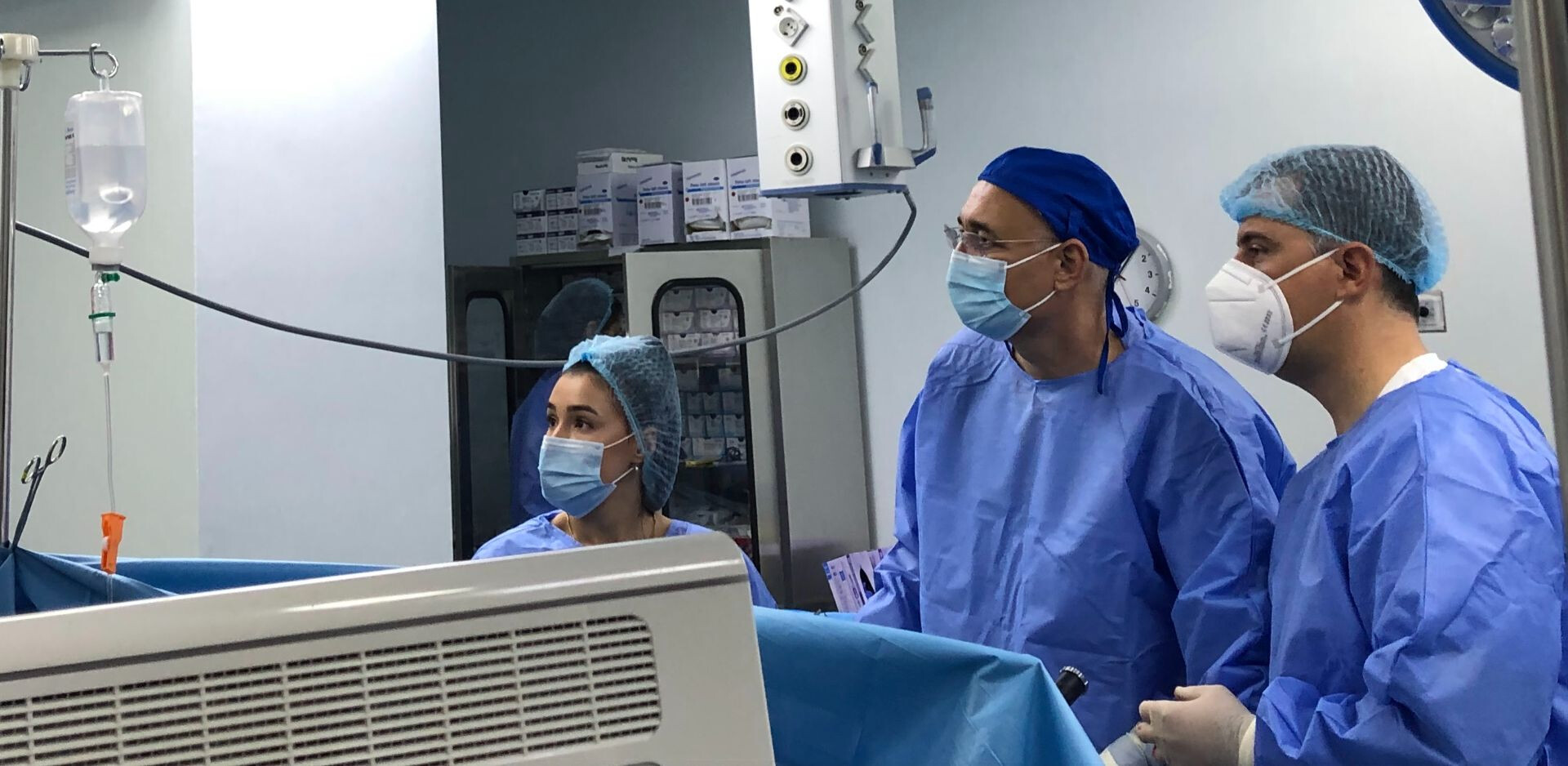 Dr. Florin Turcu și dr. Răzvan Stavri în timpul unei operatii de micsorare stomac la Spitalul Clinic SANADOR.