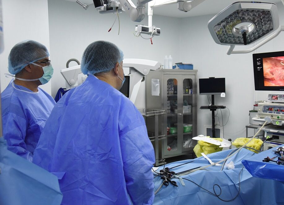 Dr. Teodor Buliga și dr. Răzvan Stavri efectuează o intervenție chirurgicală  laparoscopică pentru hernie inghinală, la Spitalul Clinic SANAOR: