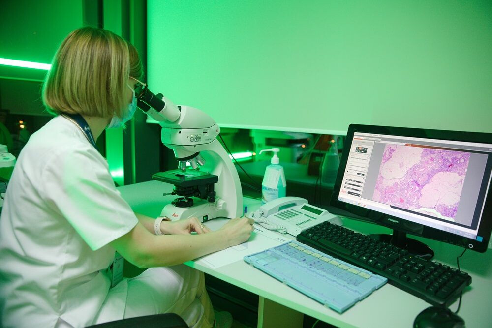 Specialist în hematologie interpretând rezultatele analizei de sânge în laboratorul de Anatomie Patologică și Imunohistochimie.