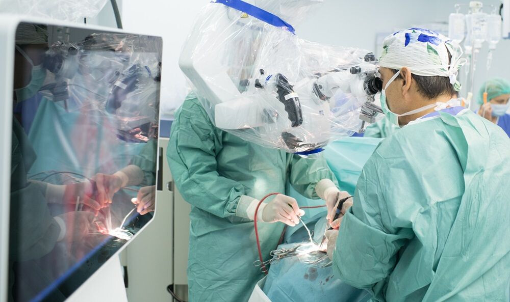 Echipa chirurgicală coordonată de Dr. Ovidiu Grămescu, în timpul unei intervenții neurochirurgicale la Spitalul Clinic SANADOR.