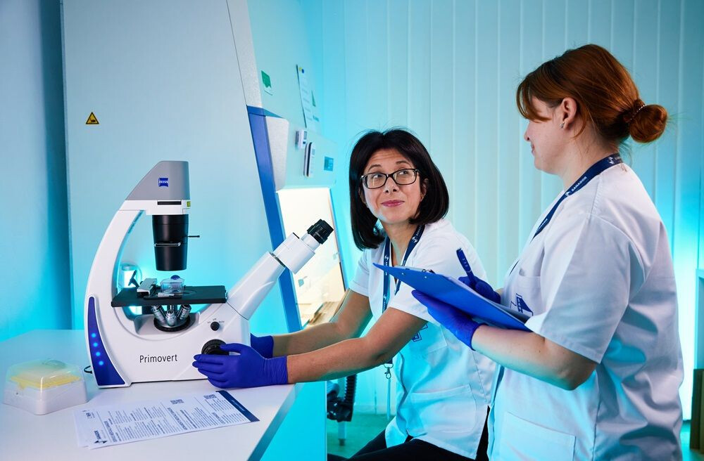 Specialist analizând markerii genetici în laboratorul de genetică medicală SANADOR.