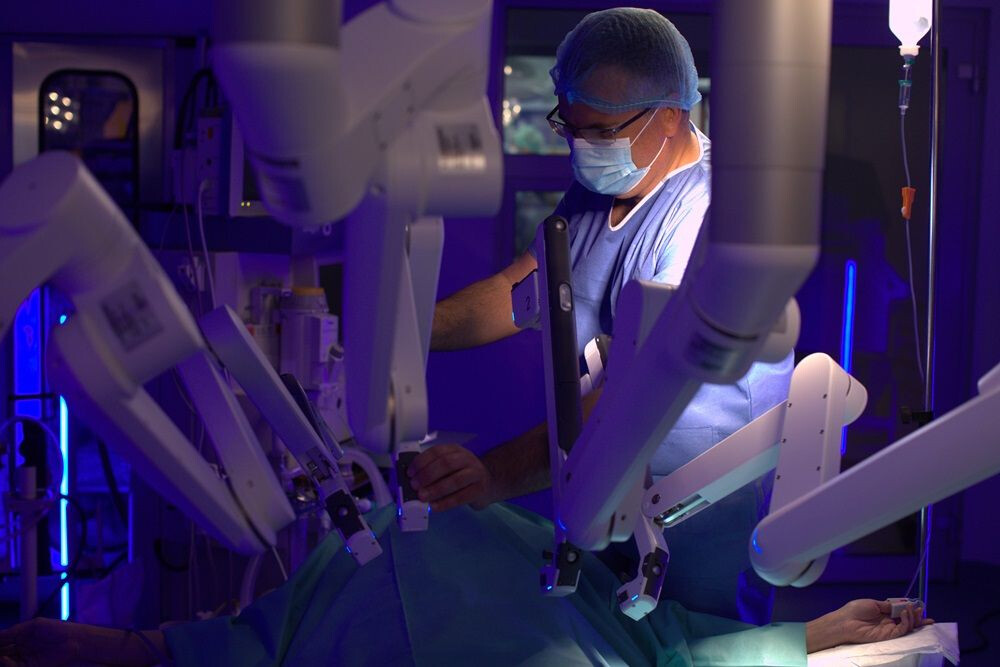 Dr. Teodor Buliga în timpul unei intervenții chirurgicale robotice, la Spitalul Clinic SANADOR, cu robotul chirurgical da Vinci Xi.
