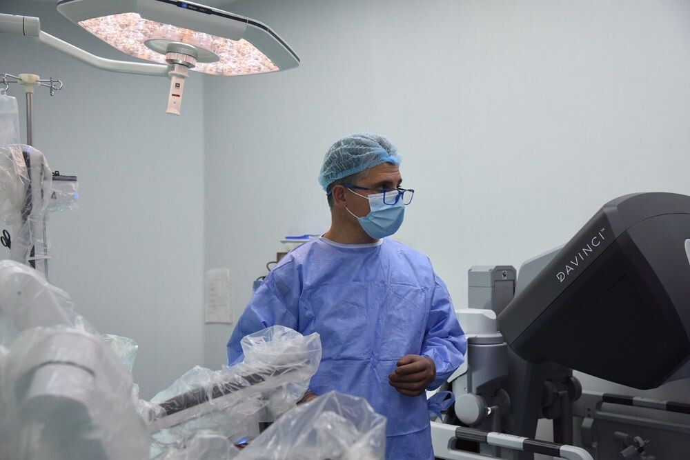 Conf. dr. Constantin Gîngu în timpul unei intervenții de chirurgie robotică la Spitalul Clinic SANADOR.