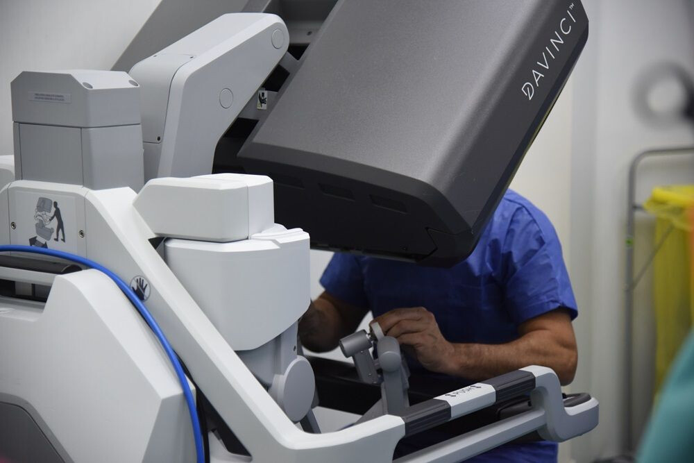 Un medic controlează de la consolă robotul chirurgical da Vinci Xi, la Spitalul Clinic SANADOR