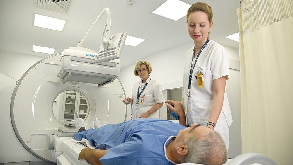 Pacient pe masa de examinare, efectuează o scintigrafie la Centrul Oncologic SANADOR.