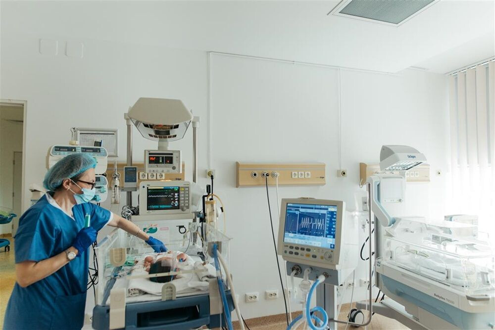 Echipamente moderne în Secția de Neonatologie a Maternității SANADOR.