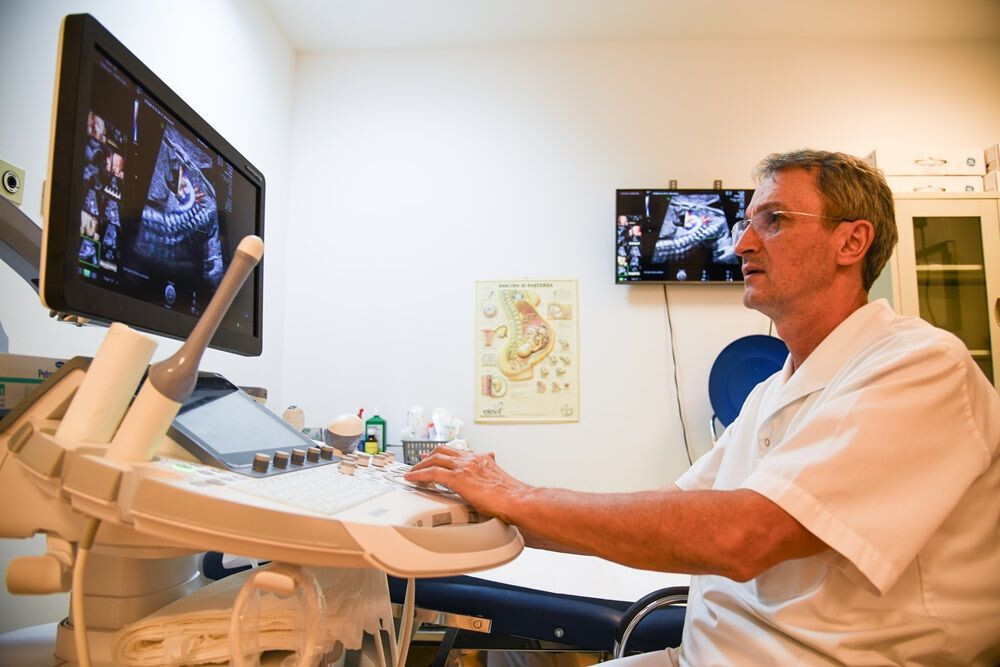 Dr. Doru Herghelegiu realizează o ecografie de sarcină, la SANADOR